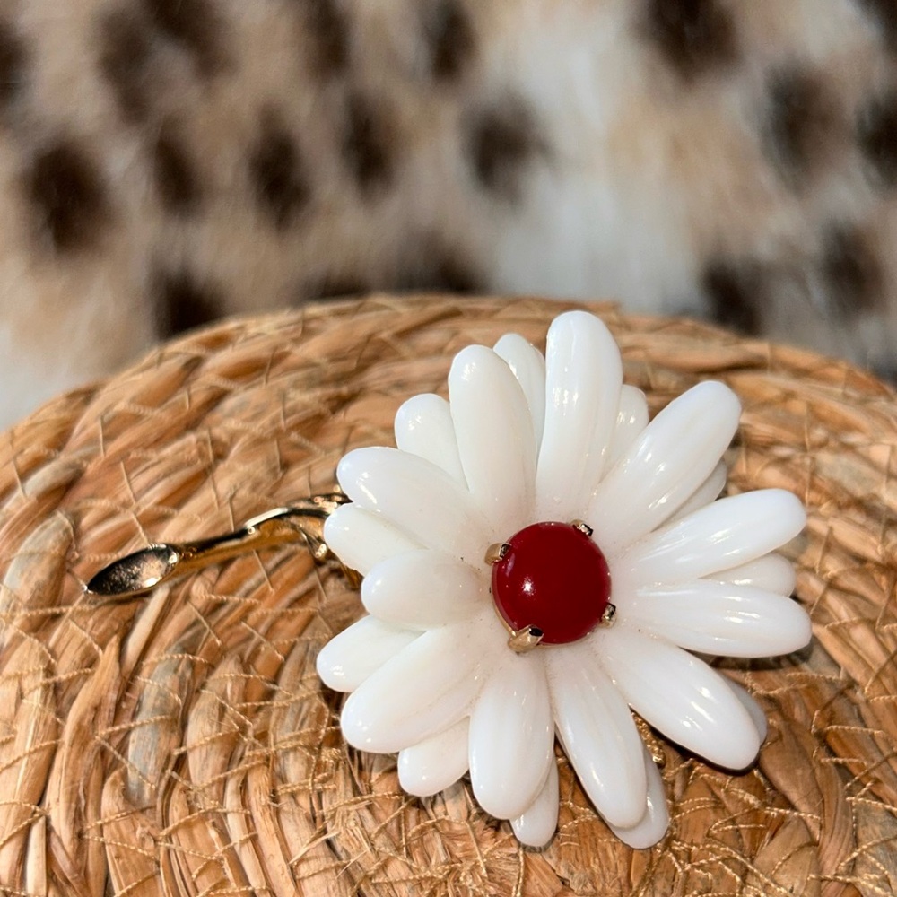 VINTAGE DAISY CASTLECLIFF FAUX PEARL WITH RED STONE & GOLD TONE BROOCH